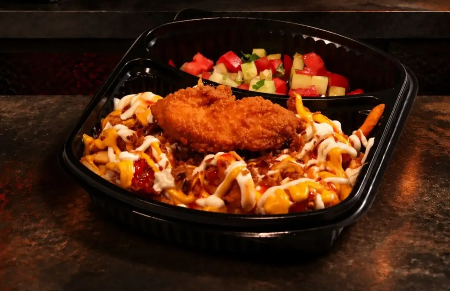 Çıtır tavuk, cheddar ve mayonezli patates, yanında domatesli salata