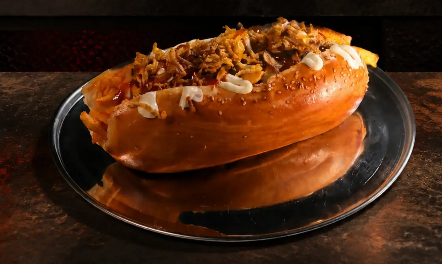 Kavrulmuş soğan ve mayonezle kaplı Efsane Hotdog