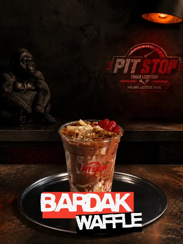 Bardak waffle: çilek, muz ve çikolata sos